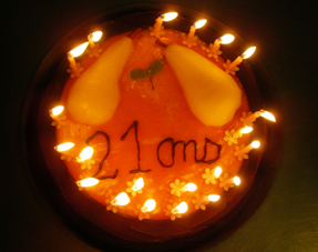 Fêter ses 21 ans au restaurant Le Convivial autour d'un gâteau anniversaire à base de chocolat et poires